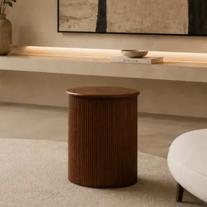 Klub sto 024 Walnut kombinuje moderan minimalistički dizajn i elegantnu drvenu bazu